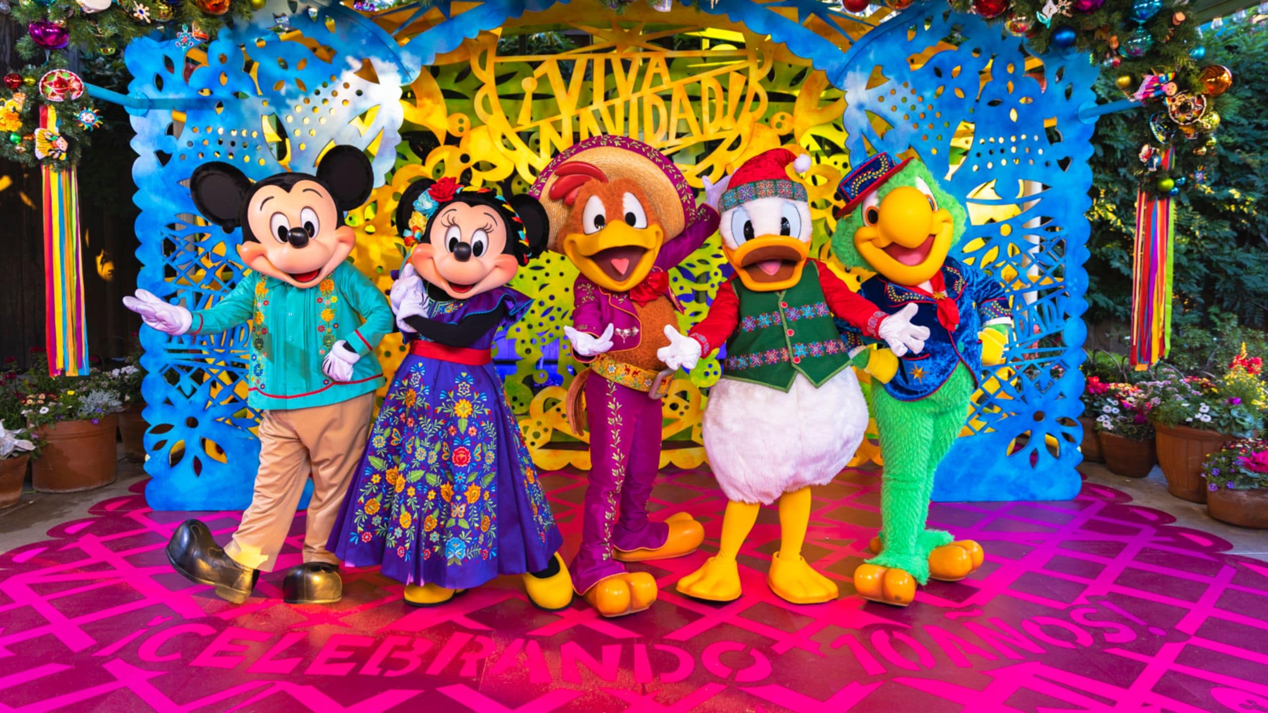 Mickey Mouse, Minnie Mouse y The Three Caballeros usando atuendos de la Fiesta Ambulante Disney ¡Viva Navidad!